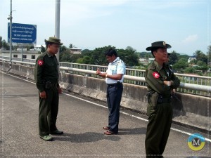 ทหารพม่าคอยสังเกตการณ์คอยดูแลความสงบ  