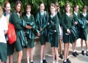 ห้ามนักเรียนหญิงใส่กระโปรงมาเรียน