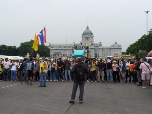 กลุ่มพธม.จำนวนหนึ่งรวมตัวบริเวณหน้าลานพระบรมรูปทรงม้า จากทวิตเตอร์ @wichernp