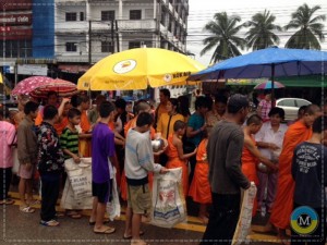 ชาวไทย-พม่า ร่วมทำบุญสงฆ์ 99 รูป 