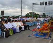 พุทธศาสนิกชนไทย-พม่าร่วมตักบาตรกลางสะพาน 2 แผ่นดิน