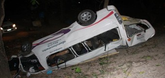 รถตู้ขนชาวพม่า กลับบ้านสงกรานต์ เสียหลักอัดต้นไม้ ดับ 4 เจ็บ 6