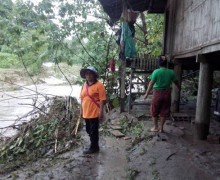 พายุฝนถล่ม อ.พบพระ น้ำป่าไหลทะลักท่วมบ้านเงาไผ่